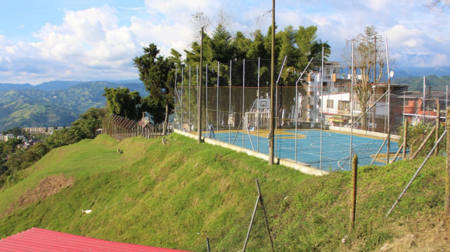 Este es el panorama por las canchas de Chipre, lugar donde era habitual ver personas elevando cometas.