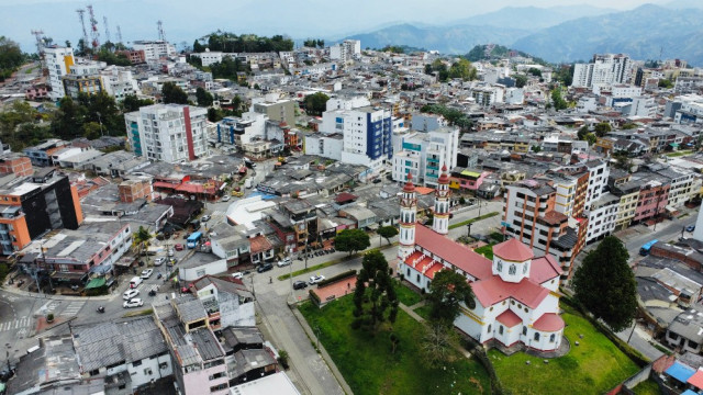 Parroquia Nuestra Señora del Rosario, en Chipre, y de fondo el centro y parte de Manizales. Su construcción comenzó en 1948 como una réplica de la antigua Catedral de Manizales que se quemó en el incendio de 1926.