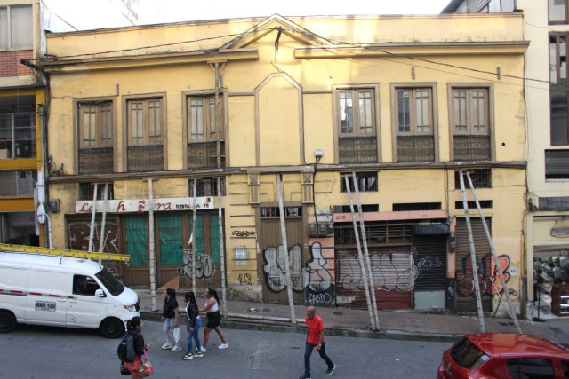 Esta casa ubicada en la calle 20 entre carreras 22 y 23 está sostenida por 10 guaduas y ponen en riesgo a quienes transitan por allí.