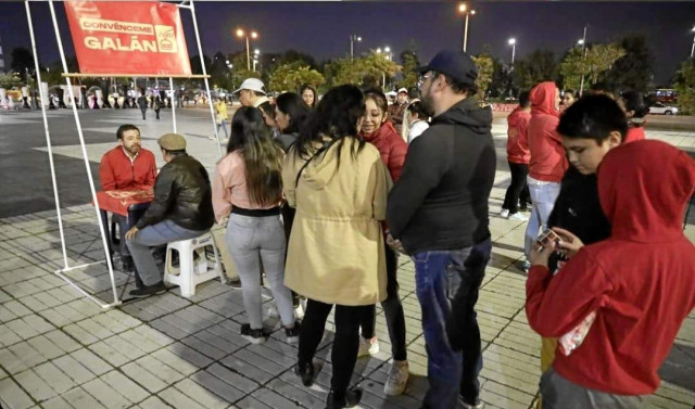 Foto | Tomada del IG @carlosfernandogalan | LA PATRIAEl candidato recorrió varios puntos de Bogotá con Convénceme Galán.