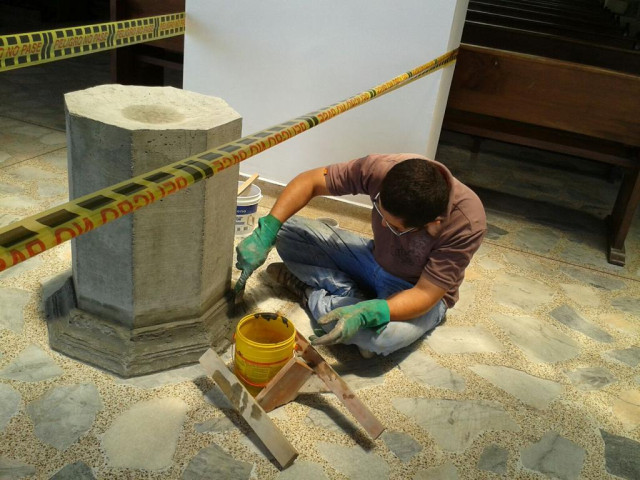 El pedestal que sostiene la pila.