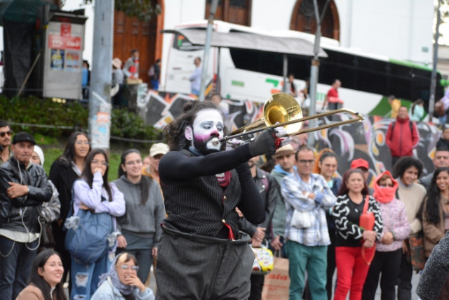 Aluvión de la compañía antioqueña, Pantolocos. Se presentaron el viernes en el parque Ernesto Gutiérrez, la lluvia no fue impedimento para que el público disfrutara de la obra.