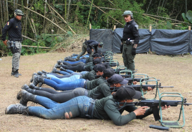 Durante cada prueba los instructores acompañan a los auxiliares para asegurarse de la realización correcta del ejercicio.