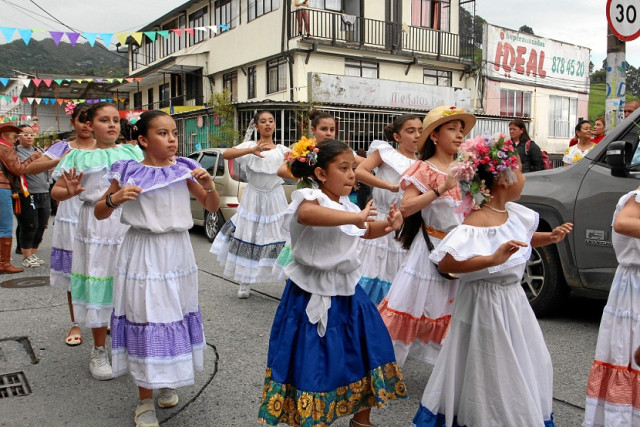 El semillero de danza hizo presencia en la comparsa.