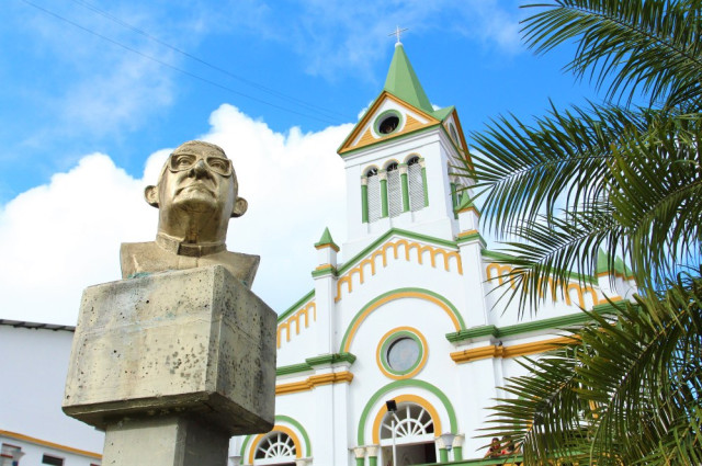 Parroquia Nuestra Señora de los Dolores y el busto del sacerdote Antonio María Hincapié Soto, quien fue protagonista de primera línea en la historia de Marquetalia desde 1957.