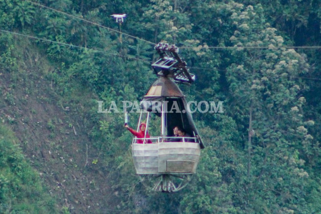 Sobre las 4:45 p.m. logró llegar un dron con un radio y una botella con agua. Posteriormente regreso con un nailon para que desde la góndola arrastraran las cuerdas que debían llegar.