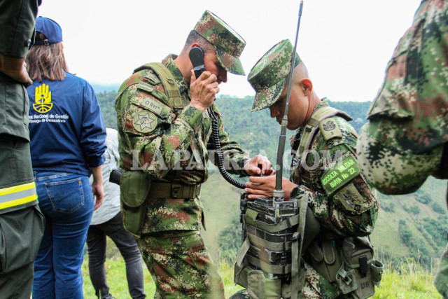 El teniente coronel del Batallón Ayacucho de Manizales, Juan Gabriel Rojas, sostenía contacte con la aeronave que rondaba en los cielos. Después se decidió que por las condiciones era difícil esa opción.