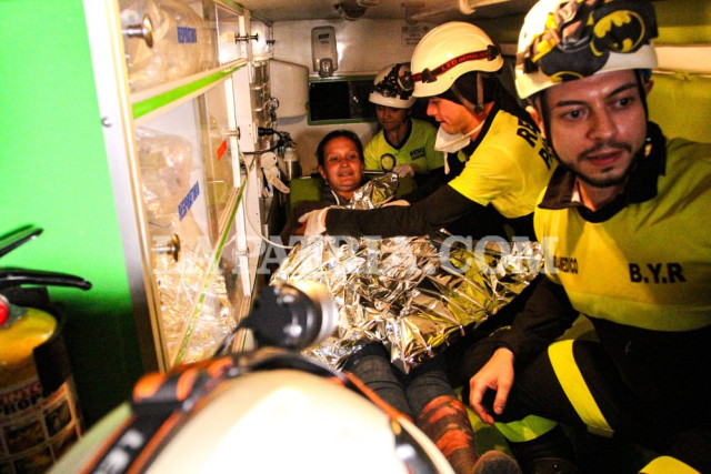 Marleny Patiño fue la segunda en bajar a las 9:45 p.m. para ser llevaba a la ambulancia a la valoración.