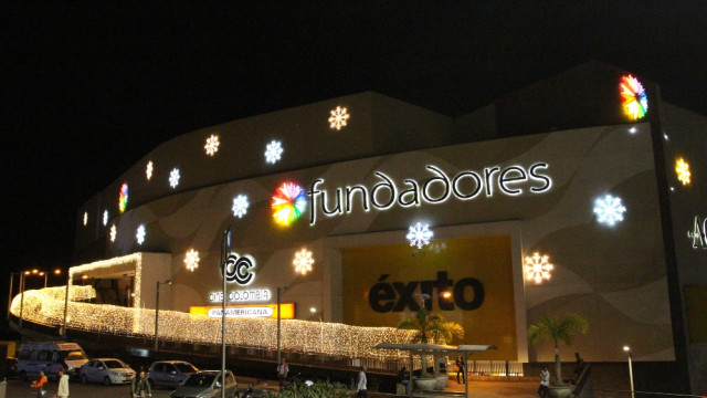 Centro comercial Fundadores y su tradicional alumbrado en el puente