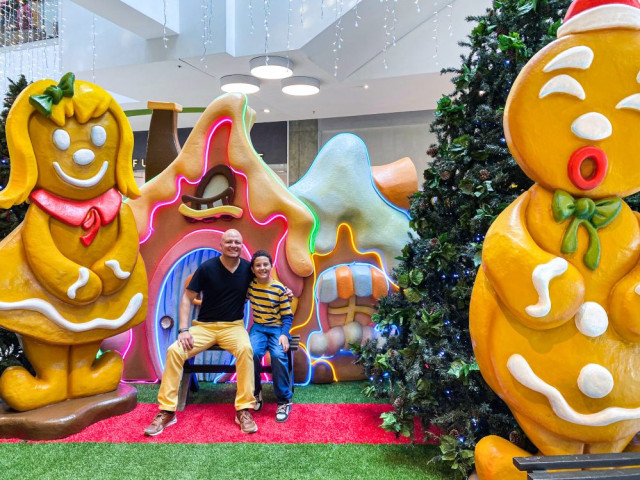 Alejandro Marín Pineda y su hijo Nicolás Marín Zapata no dejaron pasar la oportunidad para tomarse la foto en la casa de las figuras de galletas de Navidad.