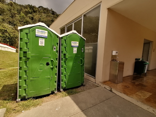 Estos son los baños portátiles que instalaron en el cementerio para los usuarios.  