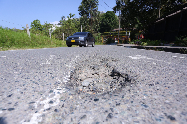 La abertura ha sido un problema para motociclistas quienes manifiestan haberse tropezado con el hueco en repetidas ocasiones en los últimos tres años.