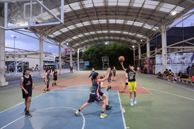 Las escuelas de baloncesto usan las canchas de la Unidad. Aún esperan la entrega del Coliseo Mayor.