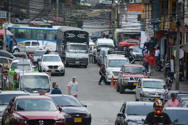 Liborio --P1 Fotos | Freddy Arango | LA PATRIA La Asociación de Comerciantes y Mecánicos del Parque Liborio (Ascomepal) ya se ha ido manifestando durante los 10 años que llevan los talleres en el sector. La Secretaría del Interior apuntó anteriormente que se están haciendo controles para evitar que haya más saturación de vehículos en las vías públicas.  No obstante, algunos de los mercaderes de partes automotrices dicen tener los permisos para ejercer su labor en las calles como se concordó con anteriores a