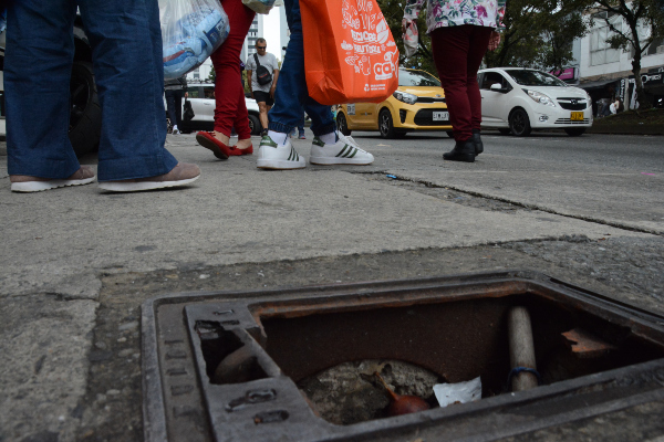 Fotos | Freddy Arango | LA PATRIA  --P4 Carrera 22 entre calles 46A y 49, al lado del supermercado D1. Tuvieron que colocar una tabla para evitar accidentes.