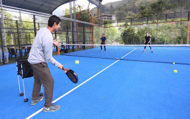 David Ramírez, profesor de Pádel, les explica a sus alumnos como golpear la pelota.