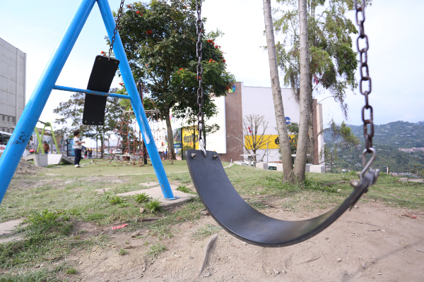 Loro Multicolor Este parque está sitiado en el inicio de la calle 33A, sector Fundadores. Fue inaugurado en el 2021 en la llamada Ruta de las Aves, donde se instalaron otros dos parque con la misma temática. Actualmente tiene los asientos de los columpios sueltos de sus cadenas y rayones en las mesas. Personas que lo frecuentan le atribuyen la responsabilidad a los habitantes de calle.