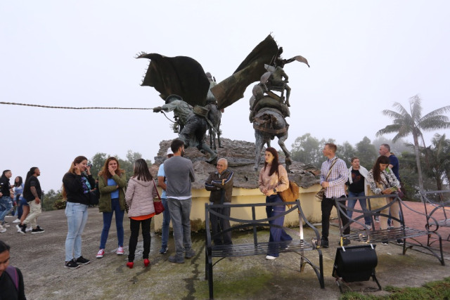 El Monumento a Los Colonizadores es un atractivo turístico que convoca a la gente para conocer este lugar representativo de Manizales.