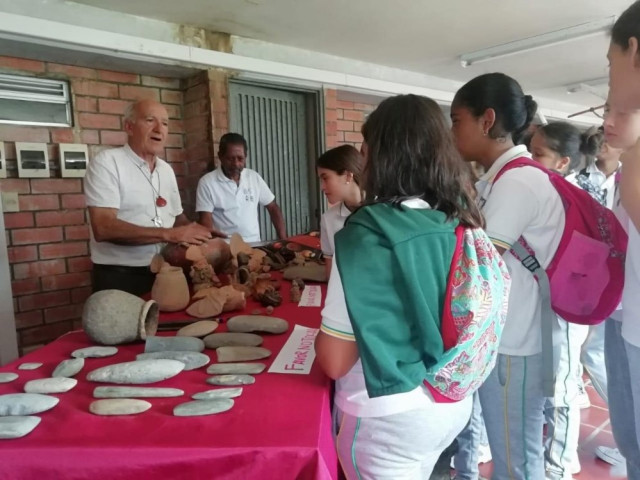 Jairo Buitrago y Darío Valencia durante una visita de estudiantes al Museo en el año 2019.