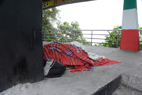 Los habitantes de calle pasan la noche en la tarima y, según denunciantes, se llevan partes metálicas del escenario.