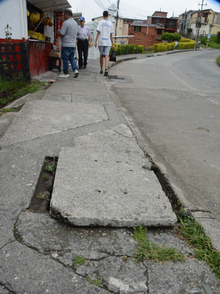 Fotos | Freddy Arango | LA PATRIA Entre carreras 33A y 34A, sector Bajo Prado. La recámara de cableado y telefonía sin tapa le pertenece a la antigua empresa Emtelsa (ahora Tigo Une), según residentes del sector. La abertura se destapó a causa del sismo registro a mediados de enero en la ciudad. La comunidad elaboró una tapa de concreto para evitar accidentes. Sin embargo, no está estable y sobresale de la recámara.  LA PATRIA fue hasta la entidad para instaurar la queja. Aseguraron que a más tardar en 15 d