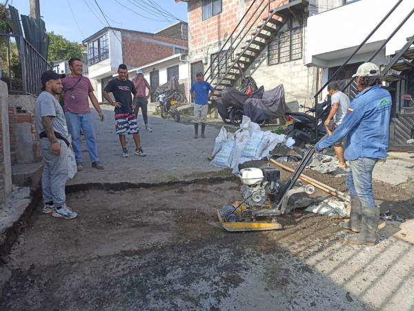 La comunidad de Altos de Portón reparando la vía.