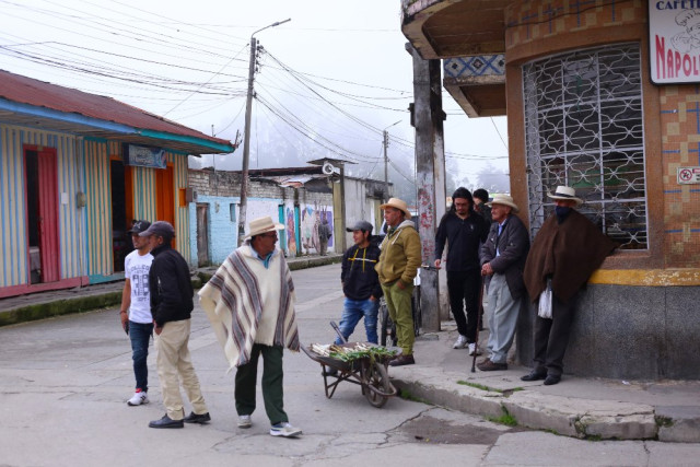 De ruana y sombrero. Así se distinguen a los locales de los turistas.