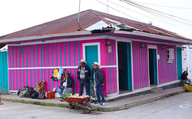 Afuera de sus casas, algunos habitantes ofrecen sus productos en carretillas.