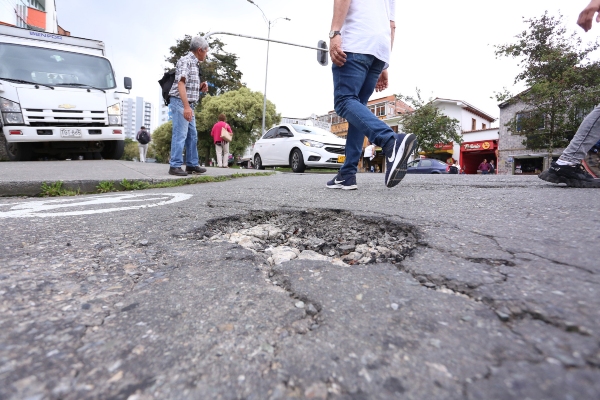 Según las personas que frecuentan este punto,  la abertura no ha causado accidentes, no obstante, peatones que cruzan la calle se han tropezado en más de una ocasión. &quot;Eso lleva ahí por los menos unos ochos meses, según recuerdo en el tiempo que llevó acá trabajando. Es gracioso ver a la gente tropezarse con ese roto&quot;, dice un guarda de Zonas Azules.