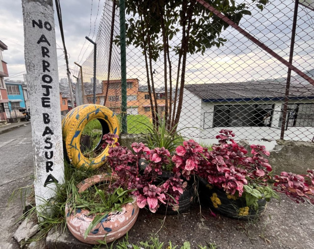 Vecinos del barrio Villa Hermosa intervinieron junto a Emas la esquina de la carrera 12 con calle 55 para evitar la acumulación de basuras. Así se observan otras esquinas del sector.