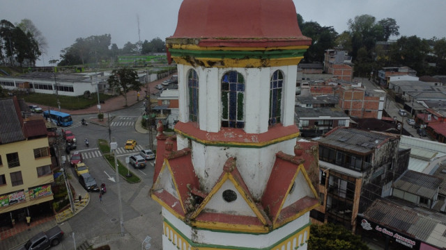 Las tarjaduras también se evidencian al exterior de la torre.