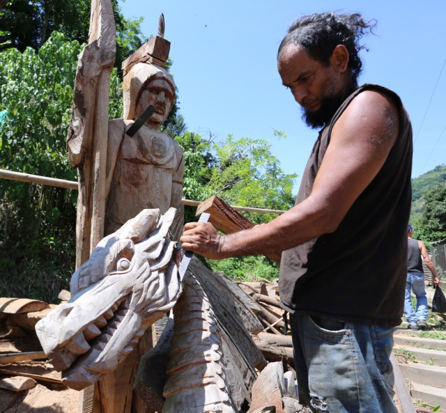 Mario Enrique Petro convierte los troncos de madera en esculturas