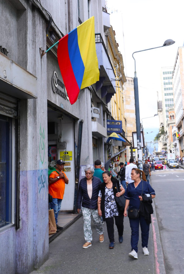 bandera de la selección colombia en manizales