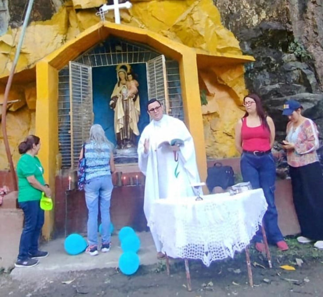 Una eucaristía en el sitio donde se rinde homenaje a la Virgen del Carmen.