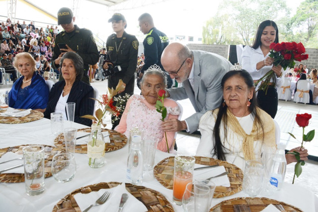 Aquilina Cifuentes, con 102 años, fue la homenajeada con mayor edad. El gobernador Henry Gutiérrez les compartió rosas a las 140 cumpleañeras.