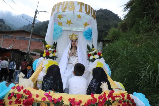 En el concurso de las advocaciones marianas se destacó el cuadro de los tres pastorcitos con la Virgen de Fátima.