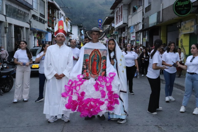 Procesión que muestra épocas de la parroquia.