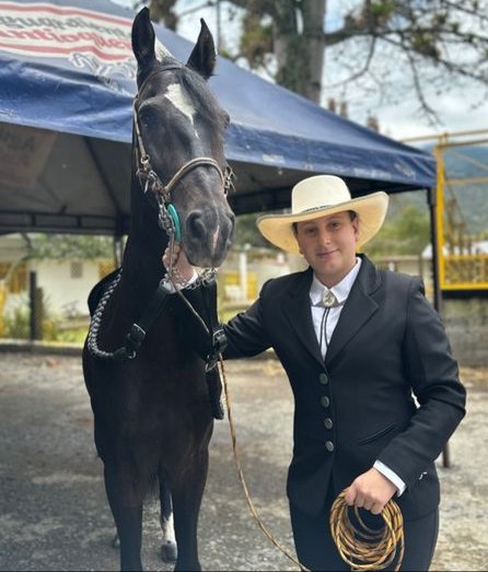 Isabela López Moncada ganó medalla de bronce en la categoría Juvenil B con su ejemplar Galán del Sueño.