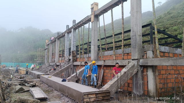 Trabajadores esta semana de noviembre en la obra de la cancha de Florencia (Samaná)