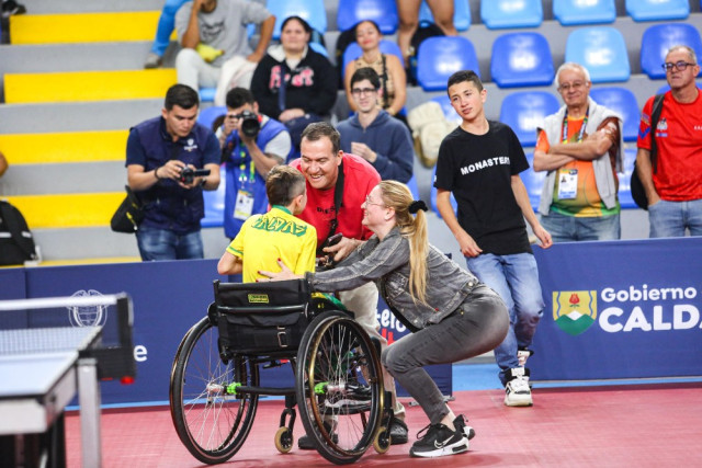 Juan Esteban Gaviria celebra la medalla de oro en para tenis de mesa con sus padres