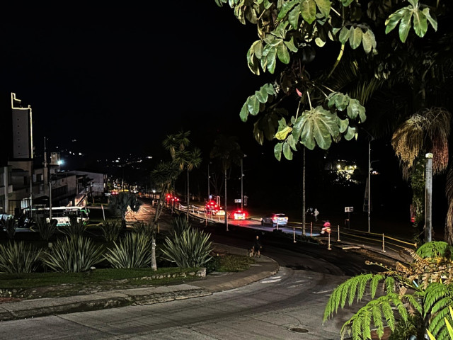 Vista nocturna de la avenida 12 de Octubre desde la Torre de Chipre. El alumbrado público está interrumpido por las obras.