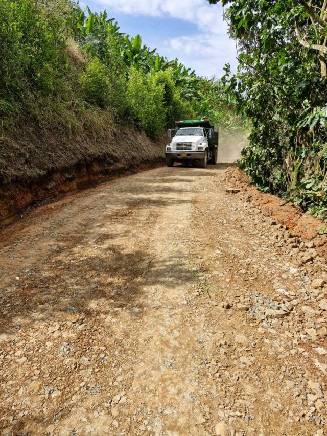 La vereda El Paraíso de Anserma (Caldas) estrena mejoras viales en la ruta que conduce al municipio Risaralda. 