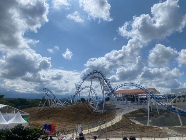 Vista panorámica de Avix, la montaña rusa invertida del Parque del Café.