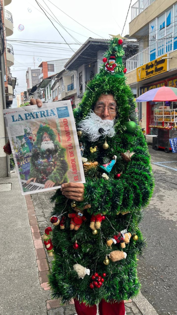 Orgulloso posó el hombre árbol de Navidad Foto | Albeiro Rudas | LA PATRIA