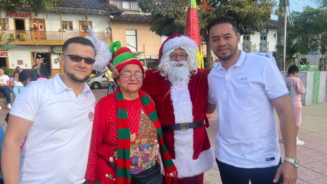 Cuatro personas, una vestida de papá noel, integrantes del grupo Solidaridad por Anserma.