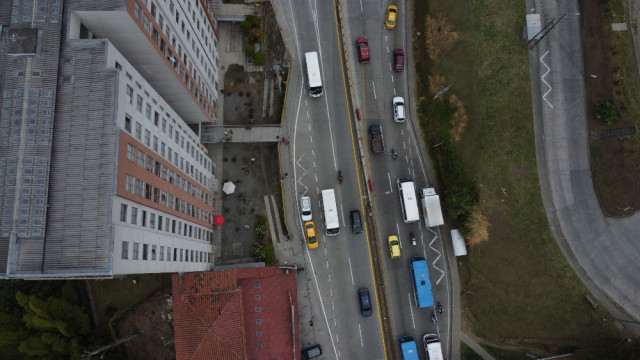 Comerciantes y residentes de Los Cámbulos aseguran que el tráfico se ha descongestionado gracias a la obra.