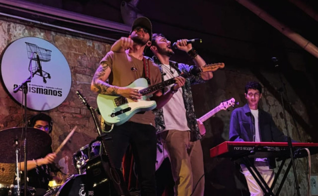 La banda se describe como "una mezcla de energía y pasión, con un sonido único". 