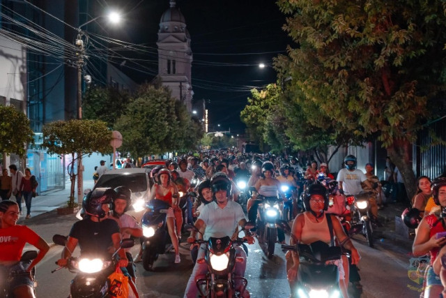 Caravana de motociclistas por las calles de La Dorada para encender alumbrado navideño.