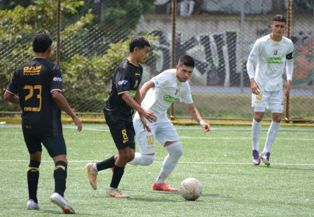 Nicolás Giraldo (8 de negro) fue la figura de Once Caldas B durante los 90 minutos