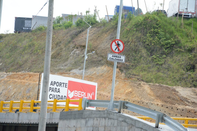 Un letrero advierte que está prohibido el paso de peatones por el puente elevado.